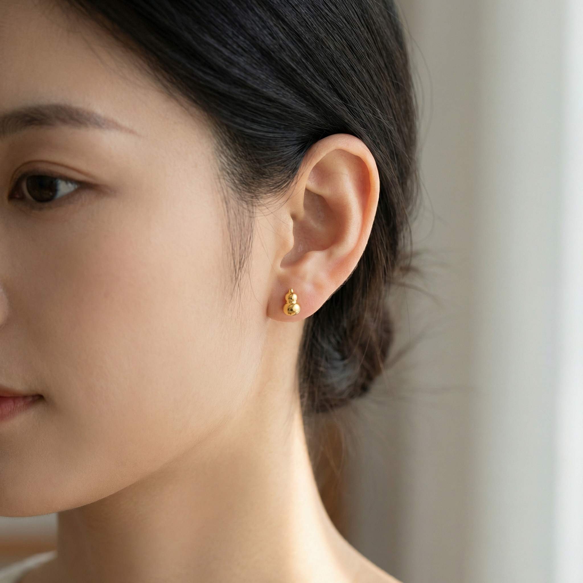 925 Sterling Silver Elegant Radiant Gourd Shaped Stud Earrings with High Polish Finish 