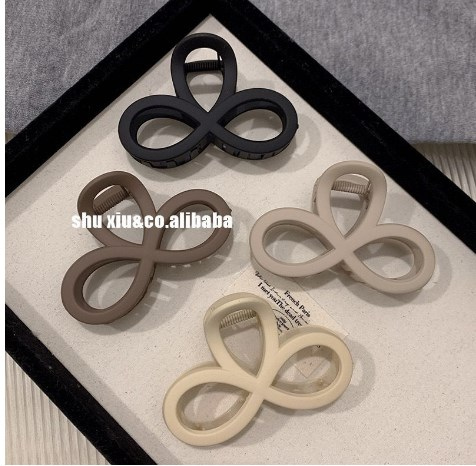 Simple matte grab clip-black-1 piece