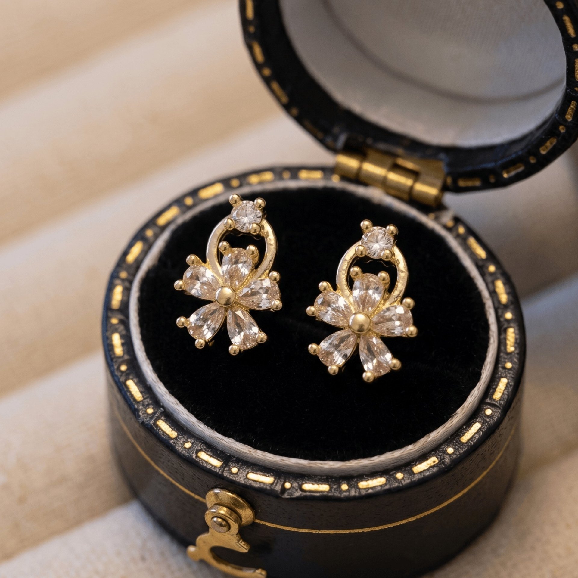 1 Pair Hollow Five-Petal Flower Rhinestone Stud Earrings Versatile Gold Earring Elegant Cute Jewelry For Daily Party Commute