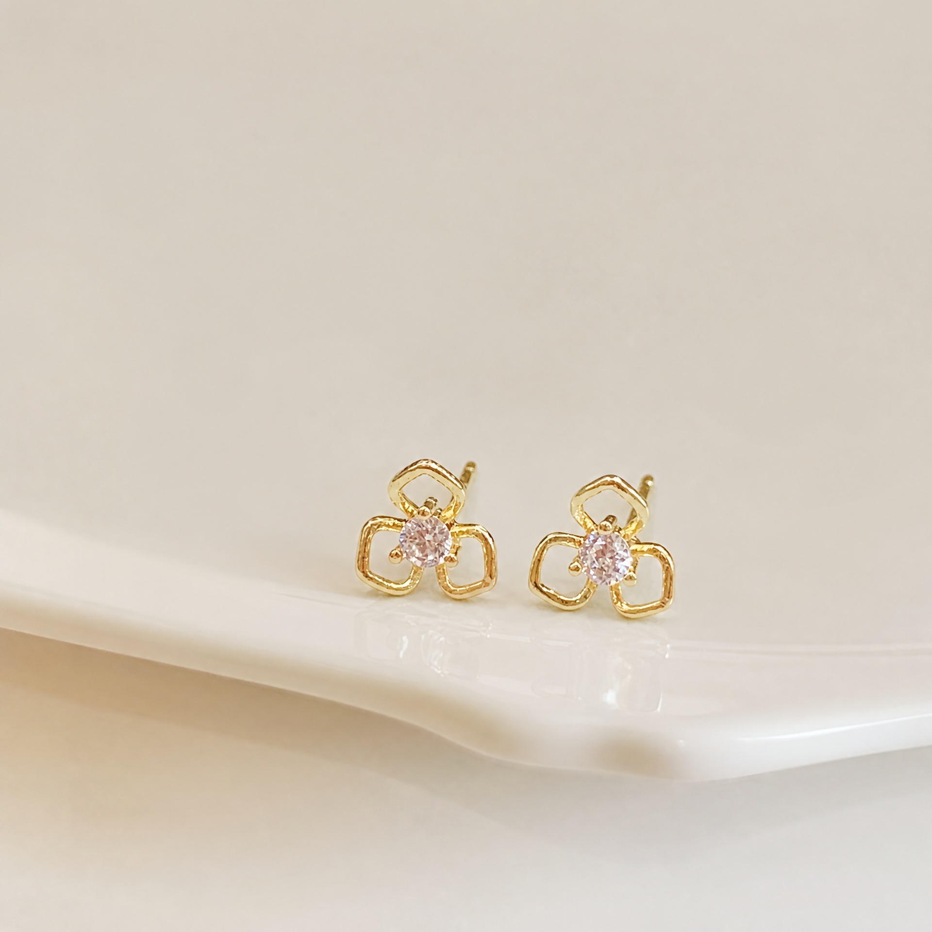 Trilobe Flower Zircon Stud Earrings