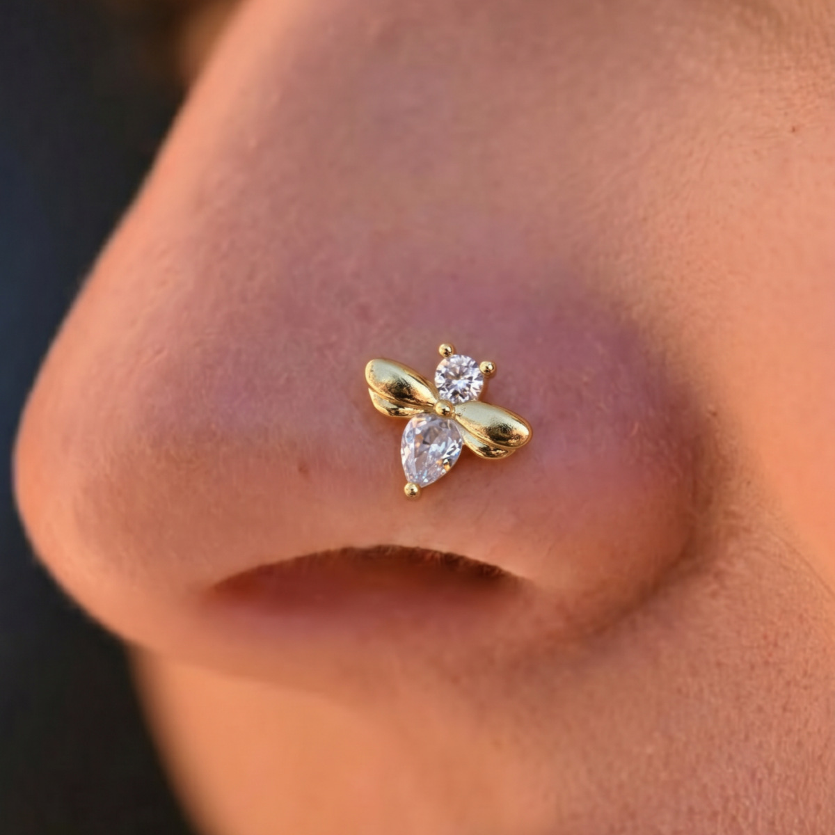 1buc Cute Luxury Bee Nose Stud Piercing incrustat Zircon Gold în formă de L Nose Pin For Women Cool Girl Accesoriu elegant