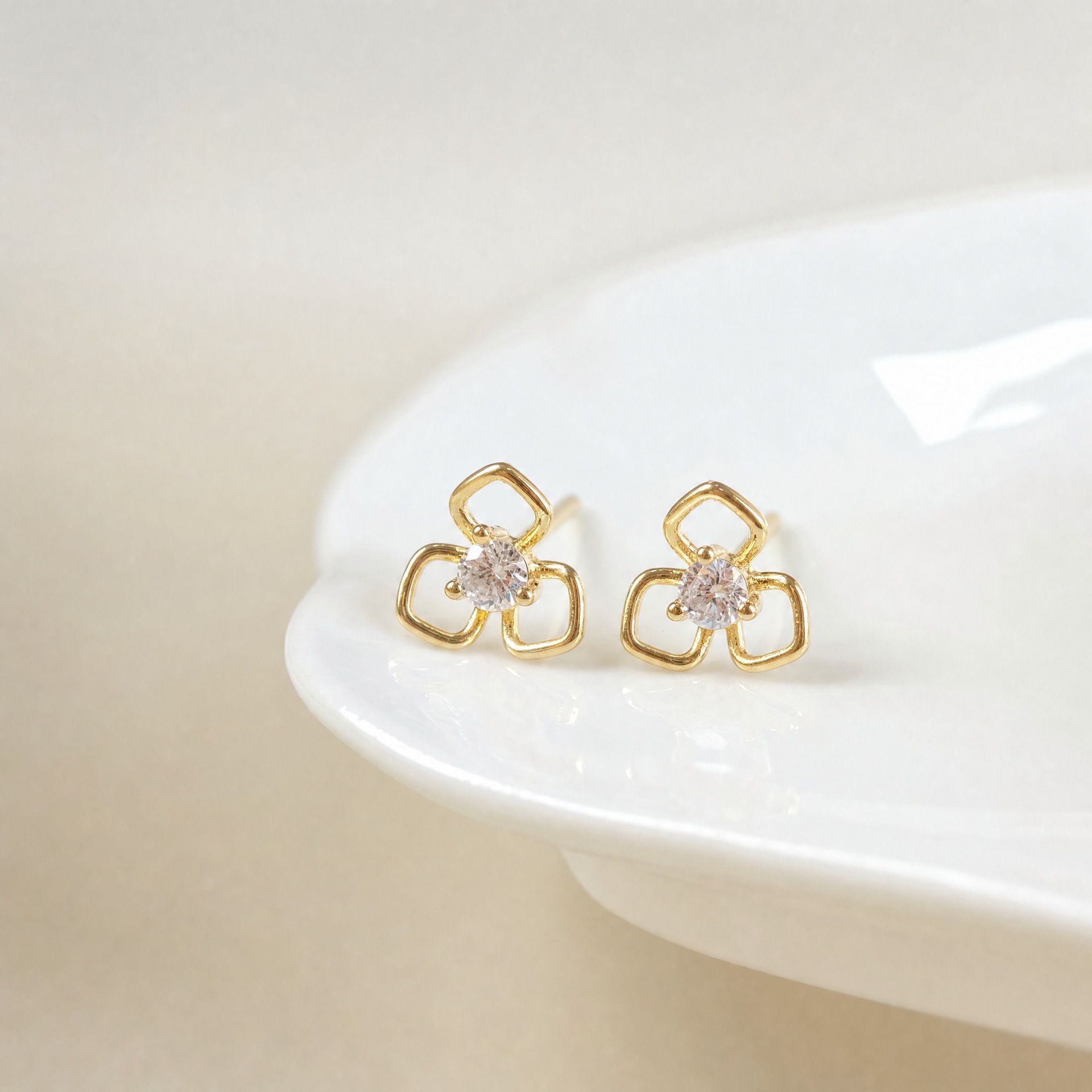 Trilobe Flower Zircon Stud Earrings