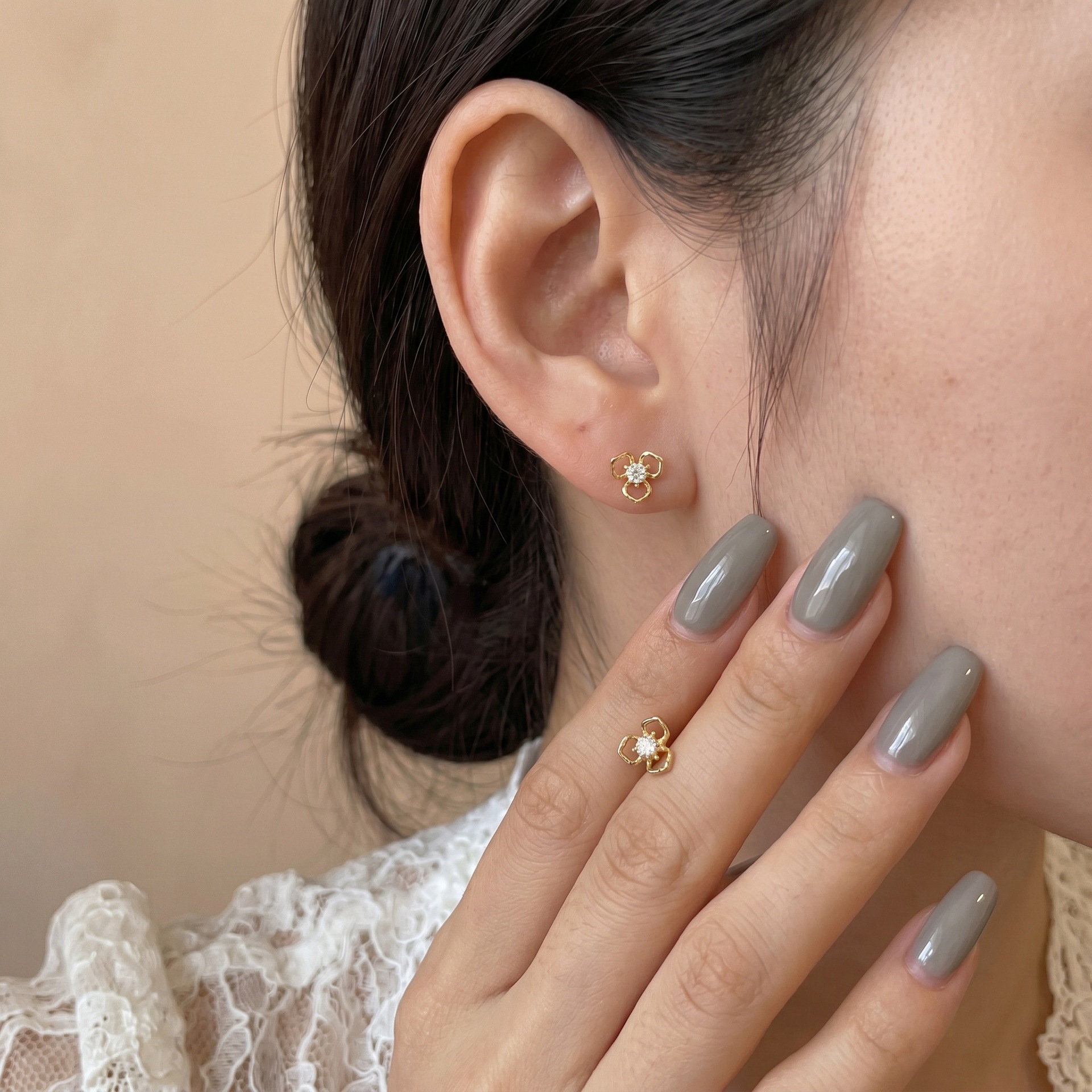 Trilobe Flower Zircon Stud Earrings