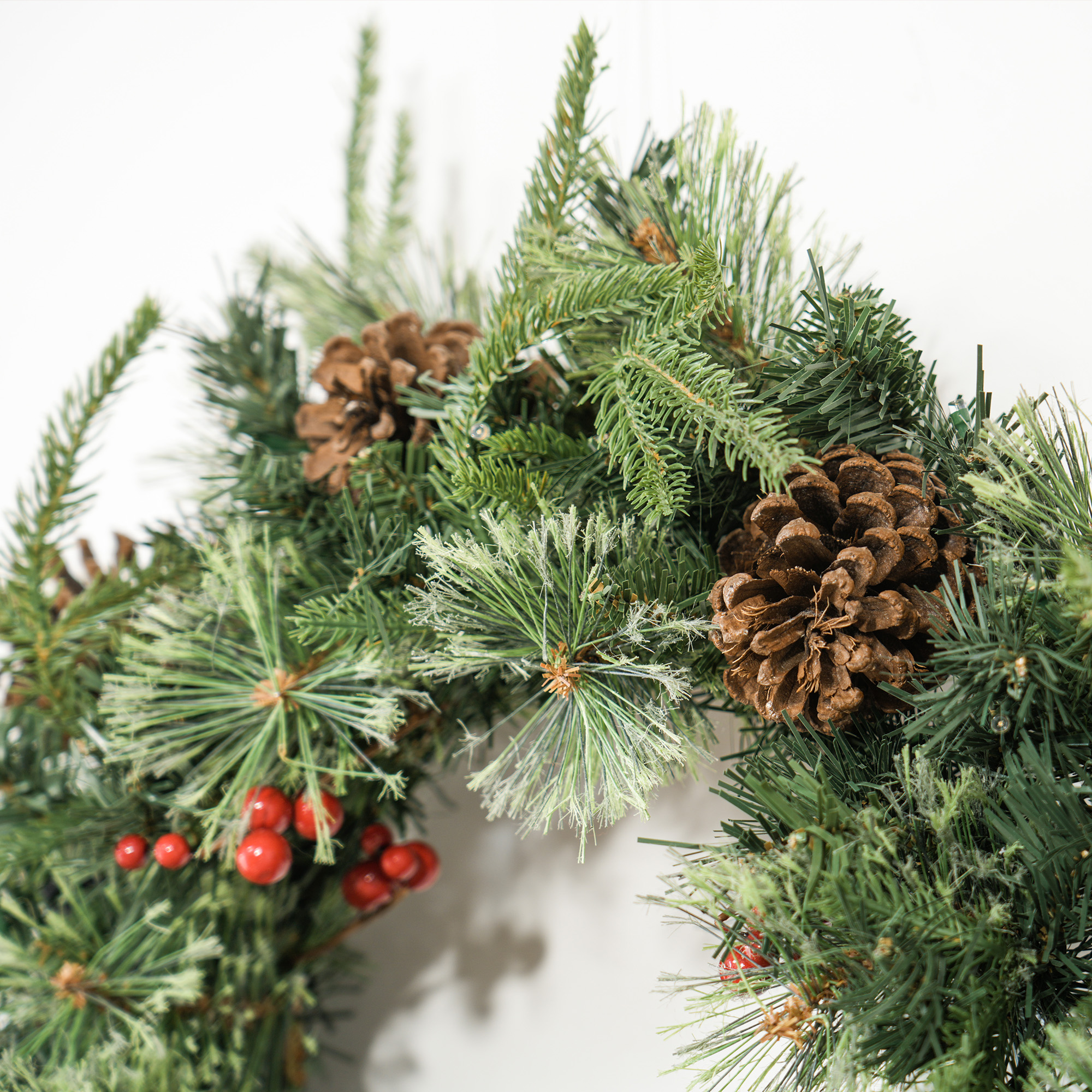 60 Cone Berry Christmas Wreaths With LED Lights