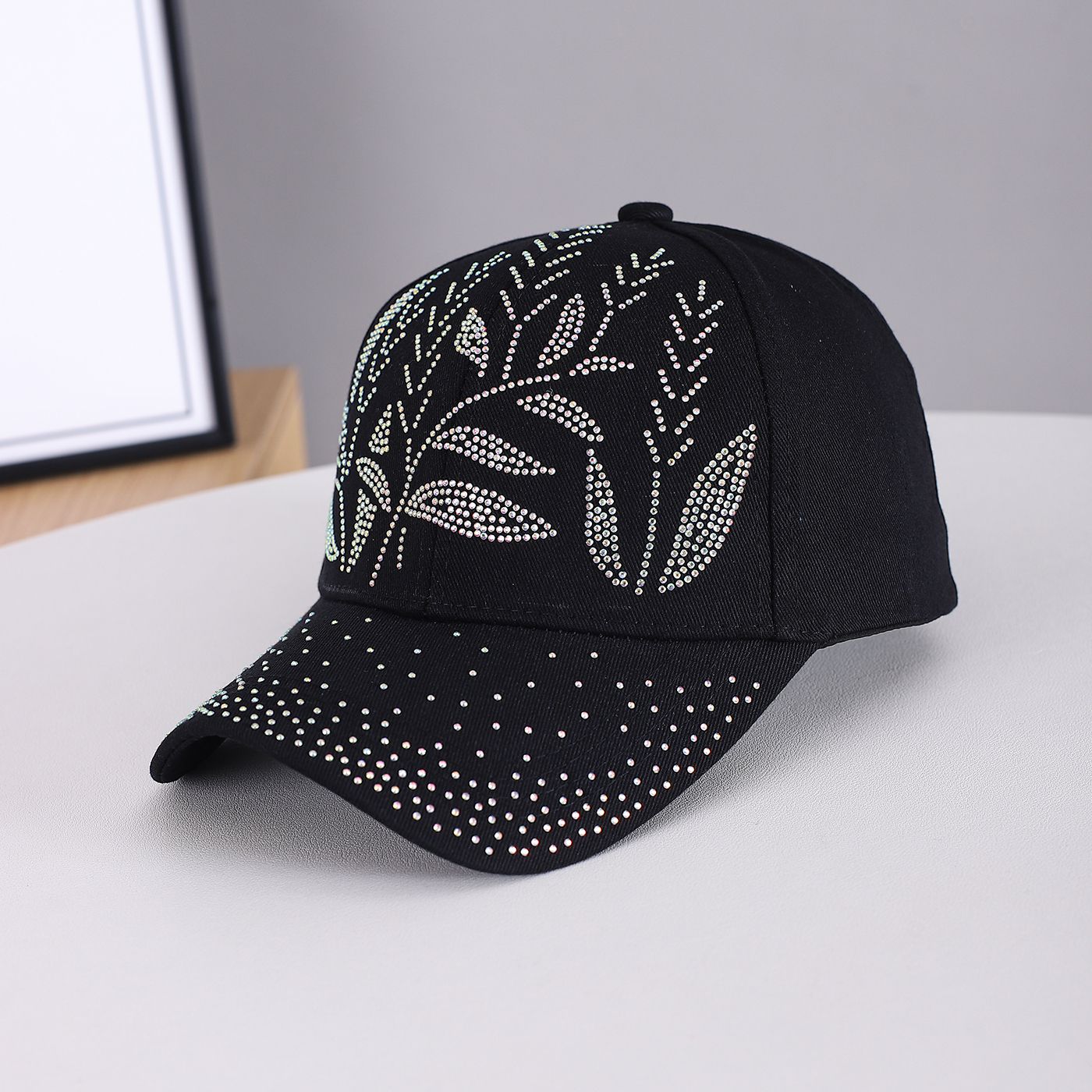 Men's And Women's Adjustable Leaf-shaped Beaded Pattern Twill Fabric Brimmed Baseball Cap. Suitable For Daily Commuting, Spring And Summer Outdoor Outings, And Casual Outings.