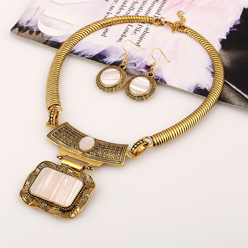 Vintage Geometric Plate Pattern Short Necklace Necklace