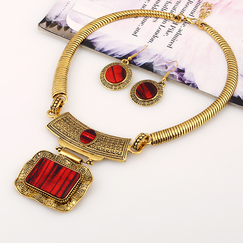 Vintage Geometric Plate Pattern Short Necklace Necklace