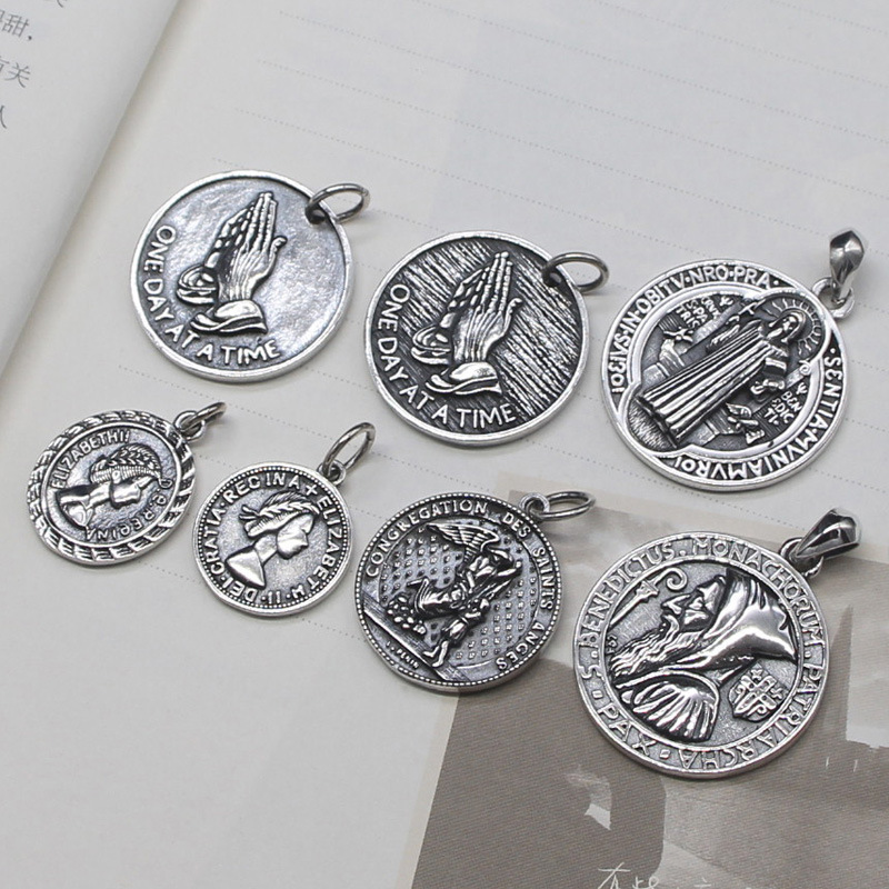 Fashion Prayer Hand Queen Pendant Female