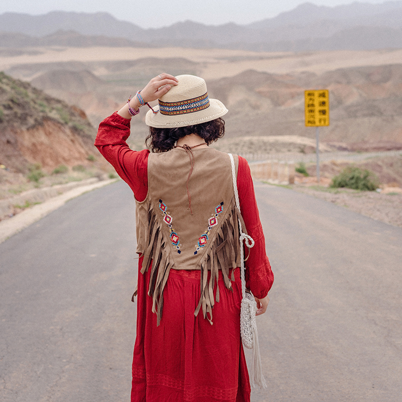 سترة نسائية مطرزة بتصميم عرقي مع تنورة