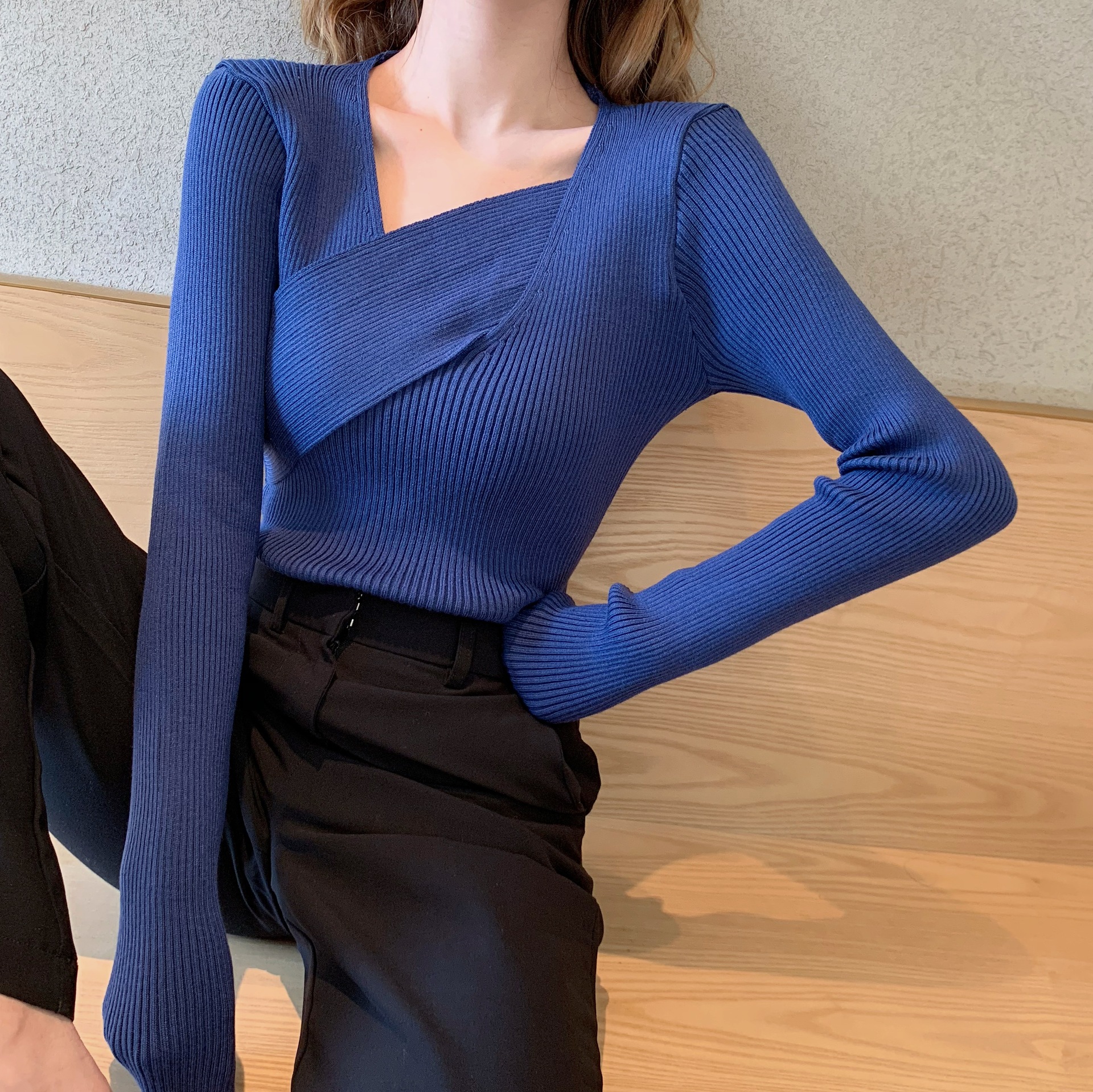 Title 1, Cross-neck long-sleeved sweater