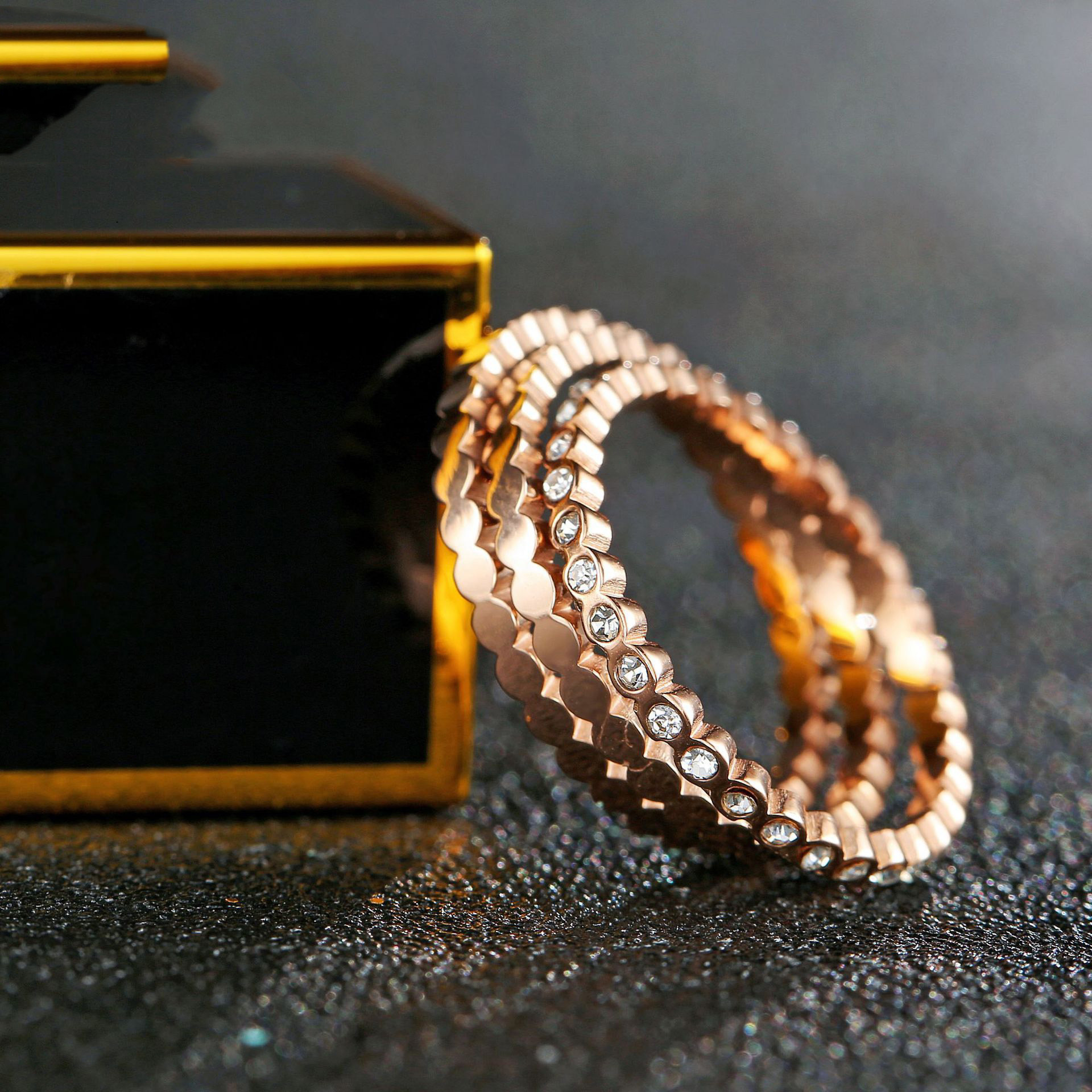 خاتم مفصل من التيتانيوم الصلب بسيط وجديد