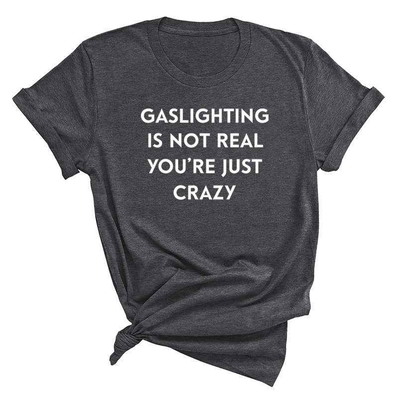 Title 5, Herrenmode mit Aufdruck „Gaslighting Is Not Rea...