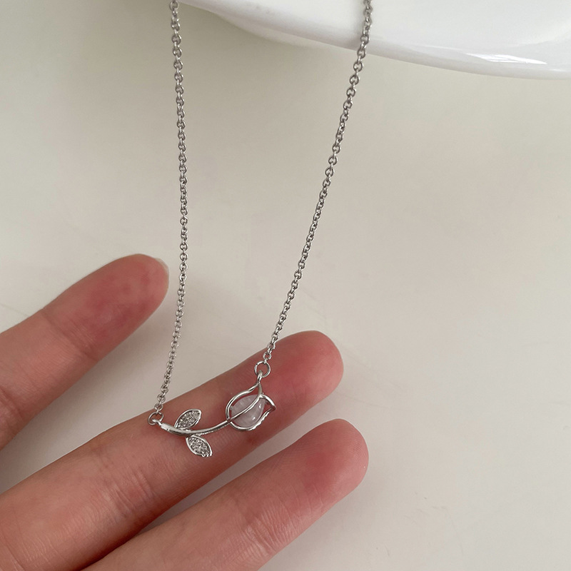 Women's Fashion Temperament Opal Tulip Shape Flower Pendant Necklace