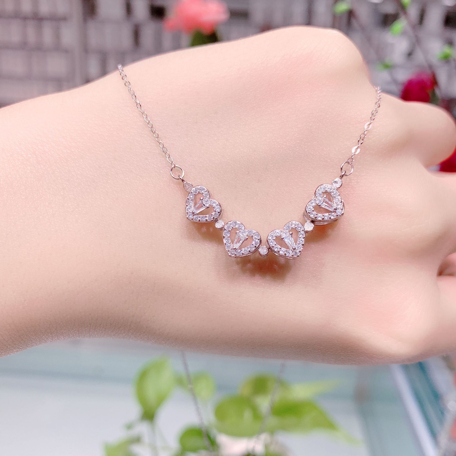 A Multi-wear Small Love Clavicle Chain Four-leaf Clover Necklace