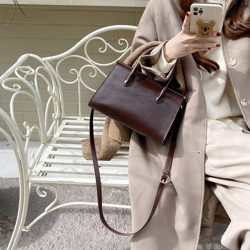 Niche Vintage Oil Wax Leather Shoulder Handbag