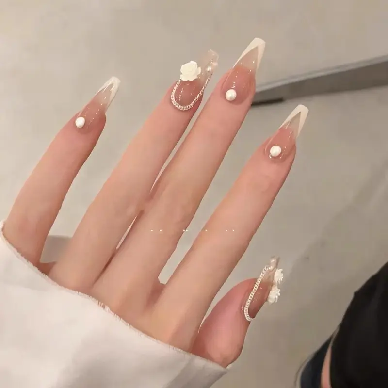 False Nails Can Be Taken with French Camellia