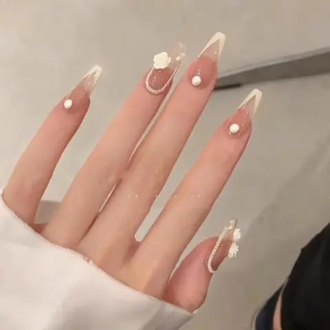 False Nails Can Be Taken with French Camellia