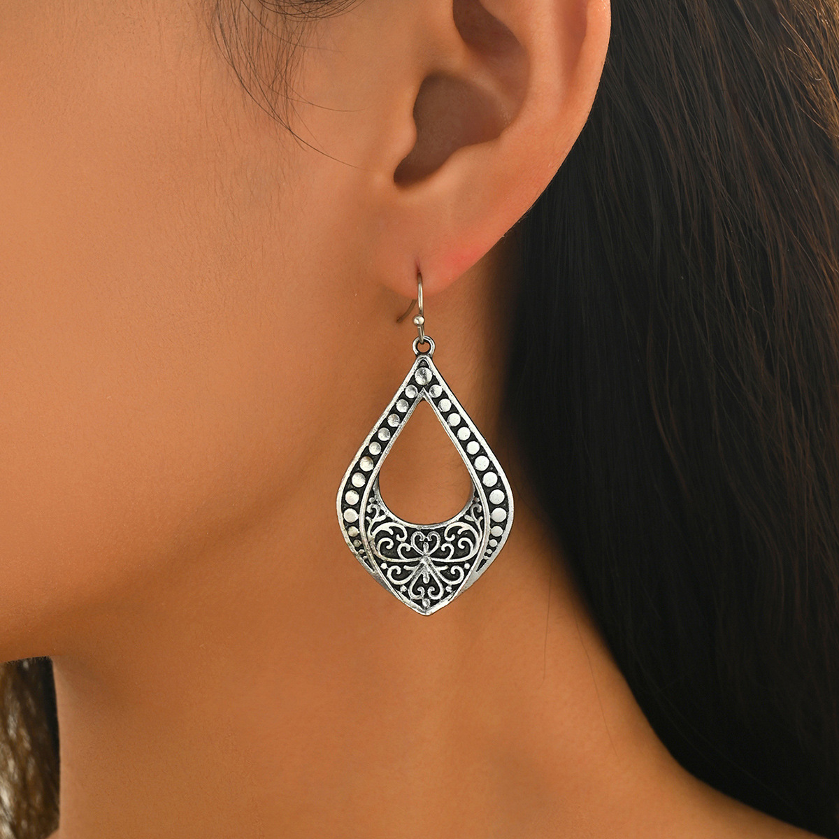 Cross-border European American Vintage Women Earrings, Geometric Hollow Out Design Antique Silver Stud Earrings, Versatile Fashion Ear Jewelry Wholesale