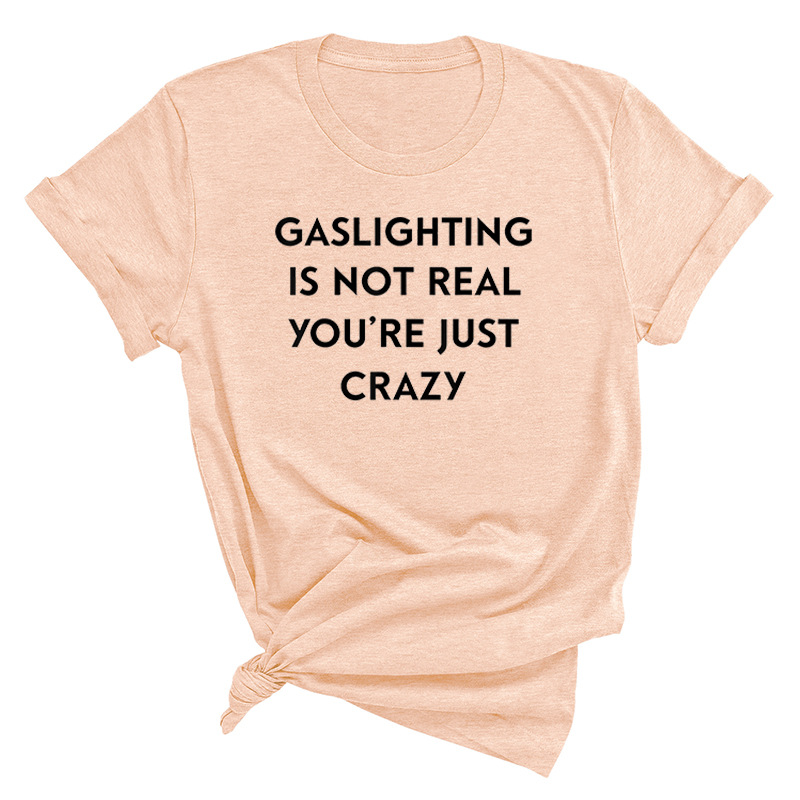 Title 19, Herrenmode mit Aufdruck „Gaslighting Is Not Rea...