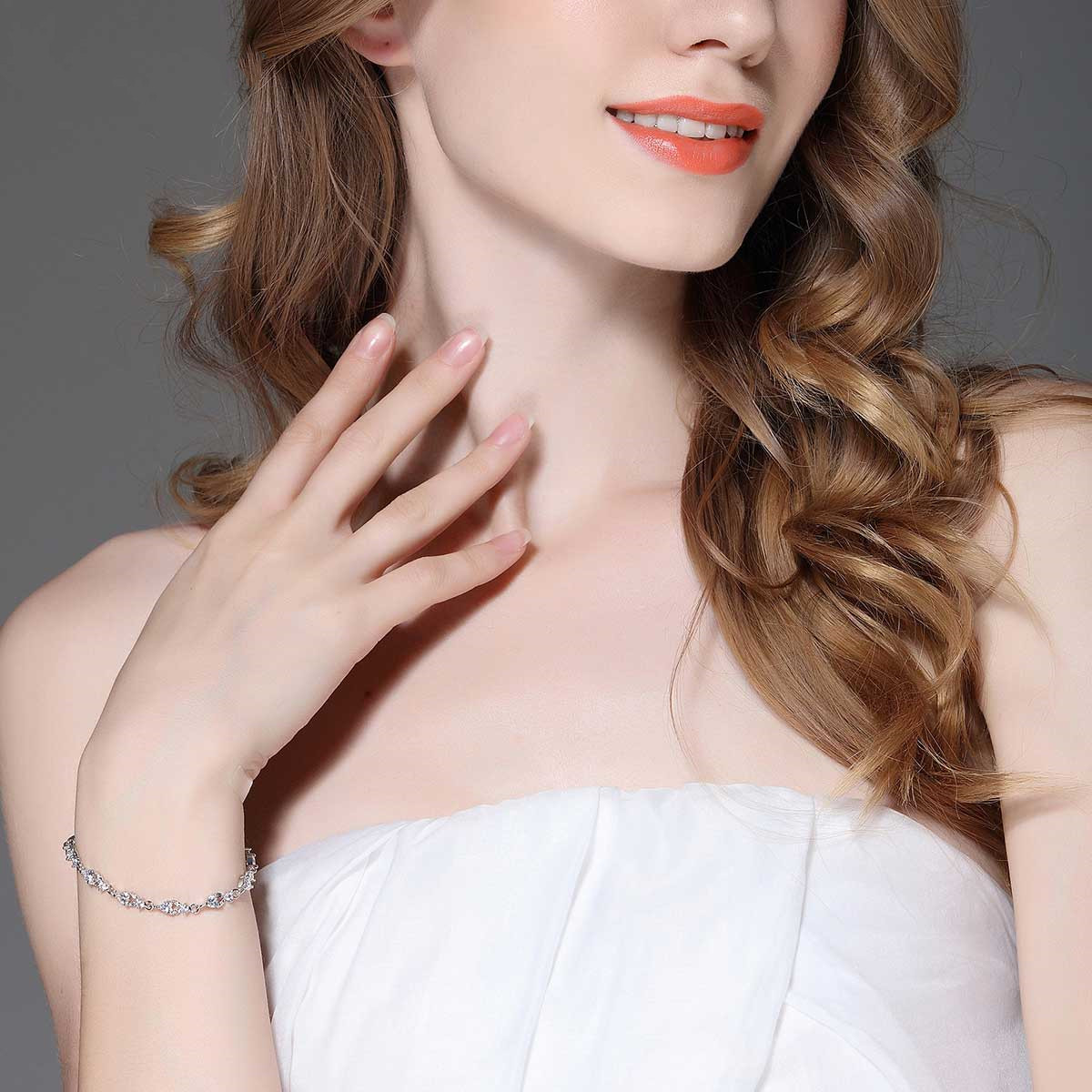 Fashion Versatile Elegant Hollow Diamond Heart Bracelet