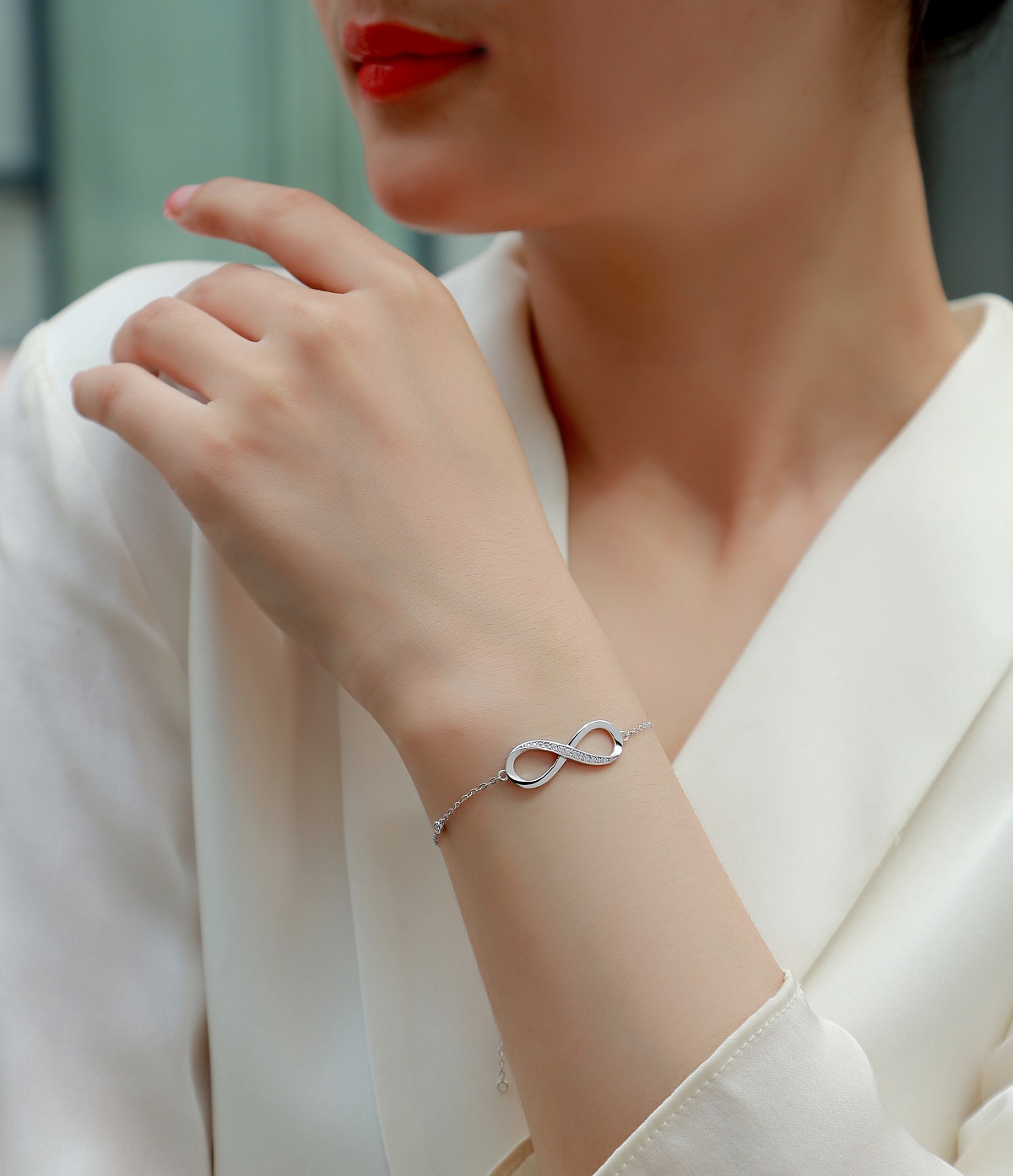 Set With Top-quality Moissanite, This Luxurious And Fashionable Light Luxury Jewelry Silver Bracelet Is Made Of S925 Silver Electroplated With Platinum