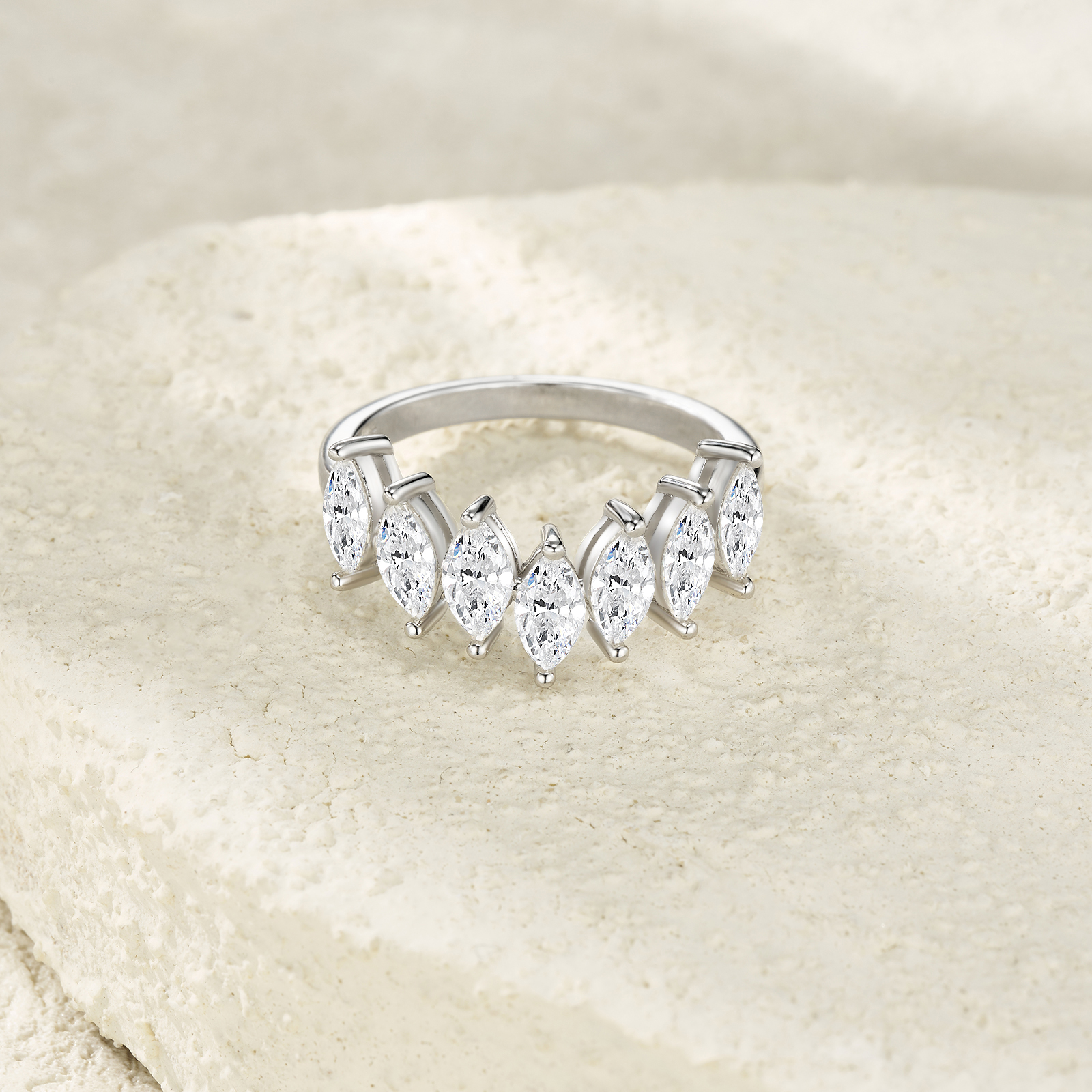 A Luxurious And Fashionable Minimalist Jewelry Ring Featuring Top-quality Moissanite, Made Of S925 Silver Electroplated With Platinum.