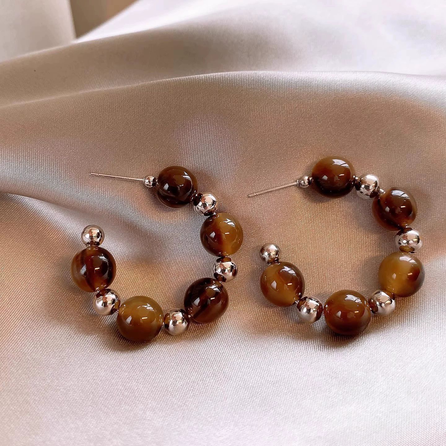 Vintage Tortoiseshell Agate Bead Hoop Earrings For Women, Dainty Silver Tone Amber Resin Bead C-Hoop Earrings, Luxury Minimalist Fall Winter Jewelry Gift