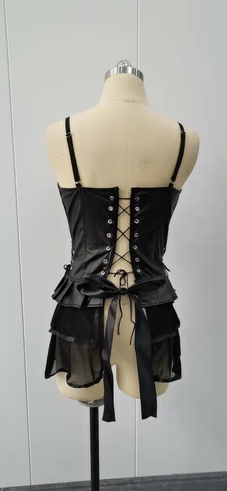 Title 3, Schwarzer Lackleder-Body für Damen. Sexy Unterw...