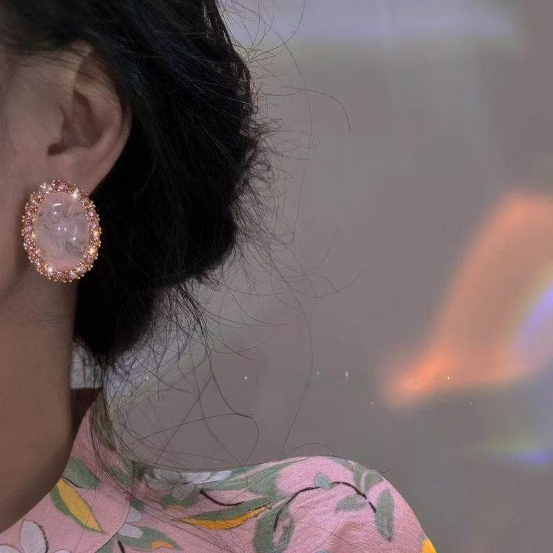 Luxurious Oval Stud Earrings Adorned With Sparkling Stones. Bold Silhouette, Classic Retro Hong Kong Style, Full Of Elegant Charm.
