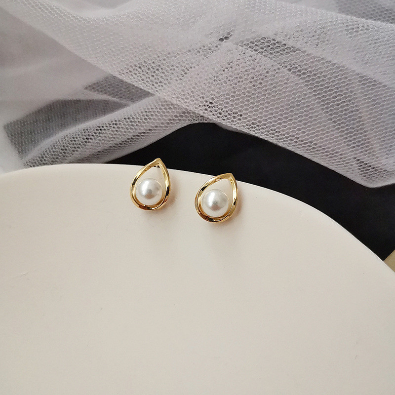 Oval Hollow Highlight Pearl Earrings