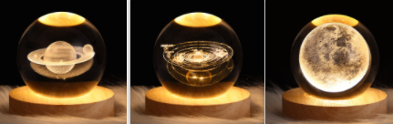 Kleine nachtlamp met kristallen bol, sterrenhemel en planeten – massiefhouten lampvoet, zonnestelsel 6 cm, 2 stuks