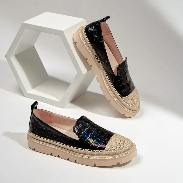 Lacquered Leather Straw Round-toe Shoes