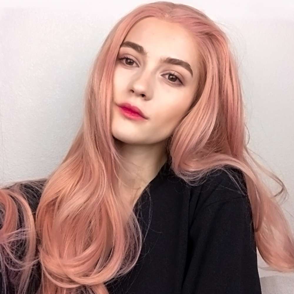 European And American Women With Curly Hair And Wavy Wigs — foto 3