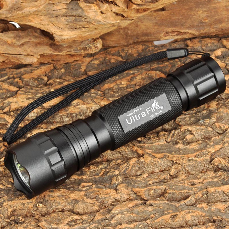 LED Strong Light Outdoor Rechargeable High-power Long-range Flashlight — foto 2