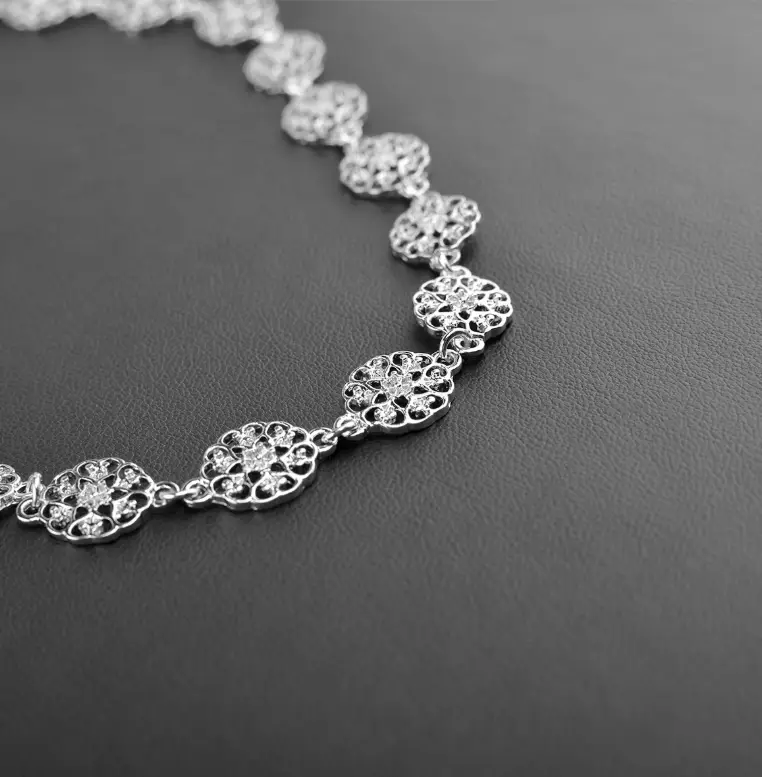 European and American fashion jewelry Simple European fan neck necklace Retro hollow alloy accessories necklace short necklace