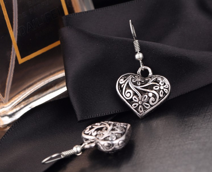 Selling simple new vintage carved simple hollow love earrings ear jewelry