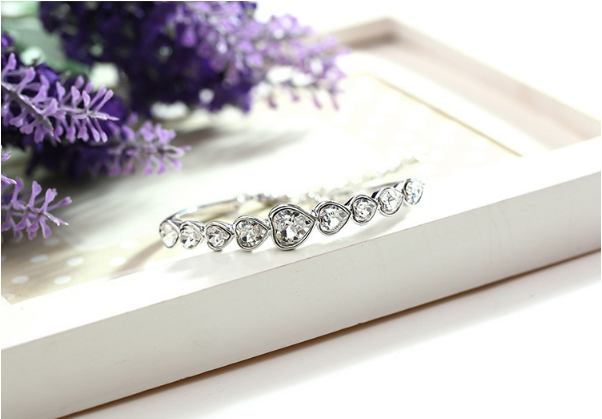 Heart-shaped crystal bracelet