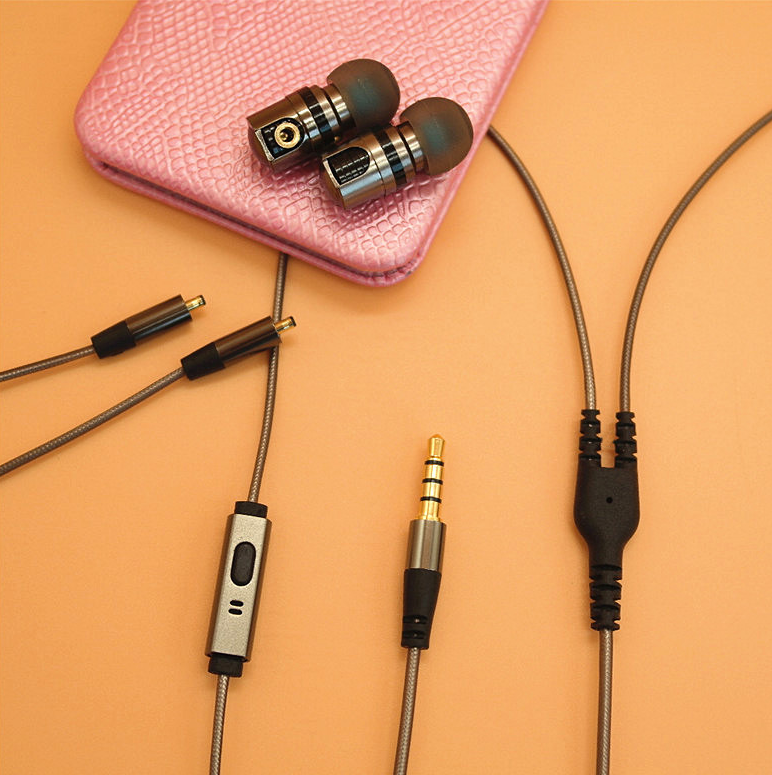 In-ear headphones metal pluggable wire control headset American standard with wheat detachable headphones - Image 4