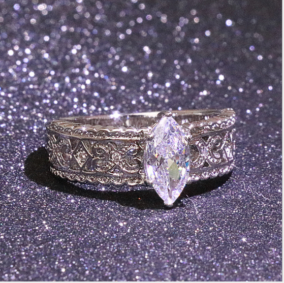 Retro openwork Baroque style main diamond inlaid horse eye zircon female ring simulation diamond ring
