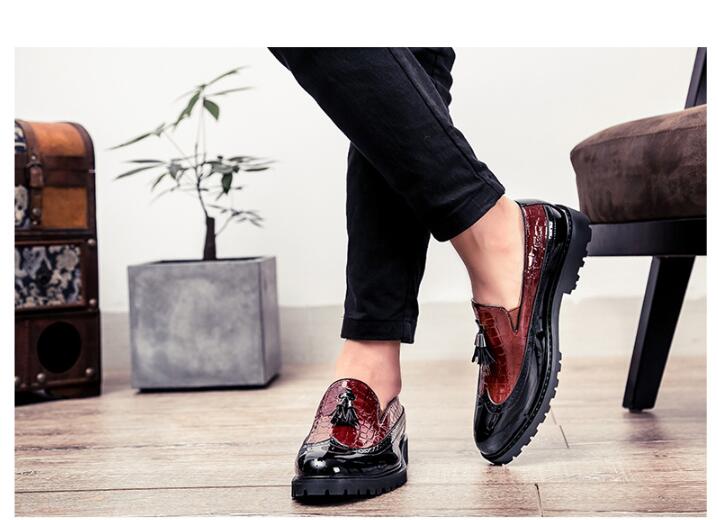 Korean version of the trend of fashion sets of feet casual shoes men's Bullock carved men's shoes thick bottom England increased tassel shoes men
