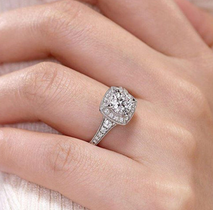 Cross-border e-commerce new accessories Classic four-claw round zircon engagement ring Fashion ladies trend hand jewelry