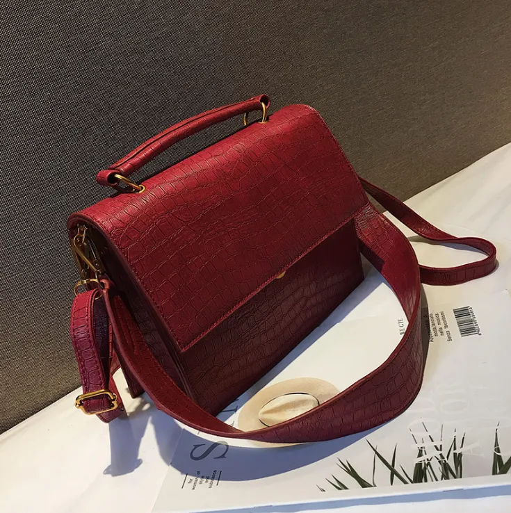 Retro portable wild wide shoulder slung small square bag - Gules