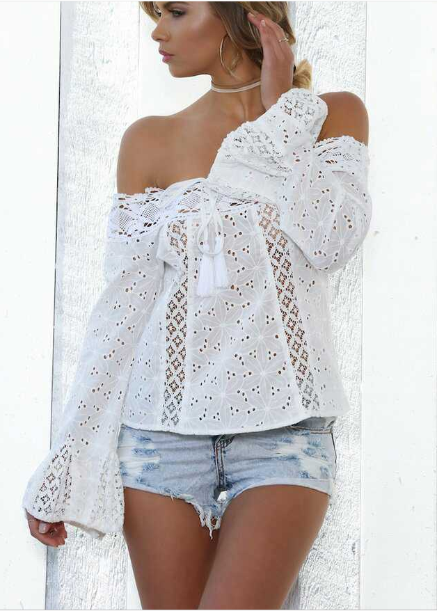 بلوزة بأكتاف مكشوفة وتطريز دانتيل مع شرّابات