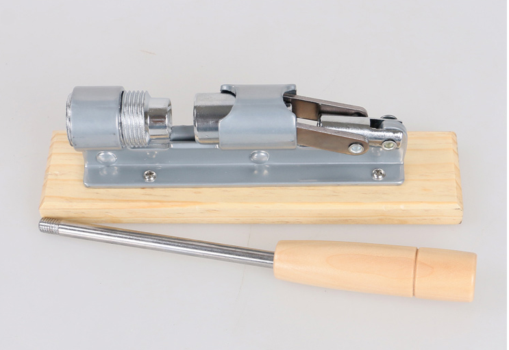 Multifunctional walnut clip