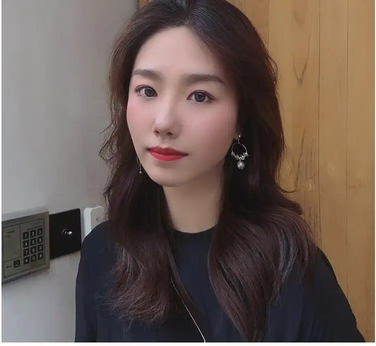 Smile to Warm Super Fairy Pearl Zircon Asymmetric Earrings Korean Temperament Long for Round Face Slender Ear Nails