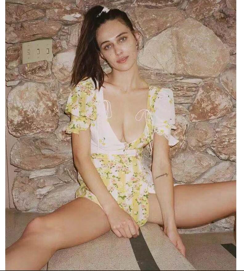 Color matching V-neck dress