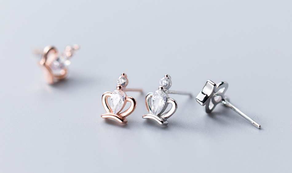 Cute crown with diamond earrings