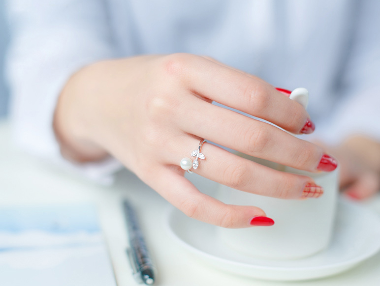 Leaf-studded beaded ring