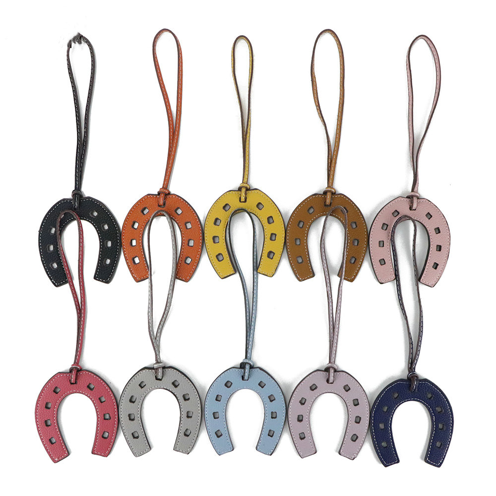 Horseshoe pattern bag pendant