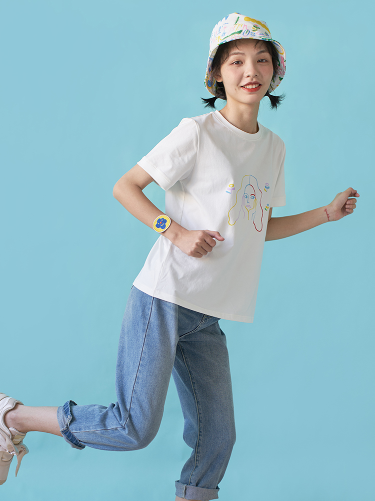 Cute girl loose t-shirt